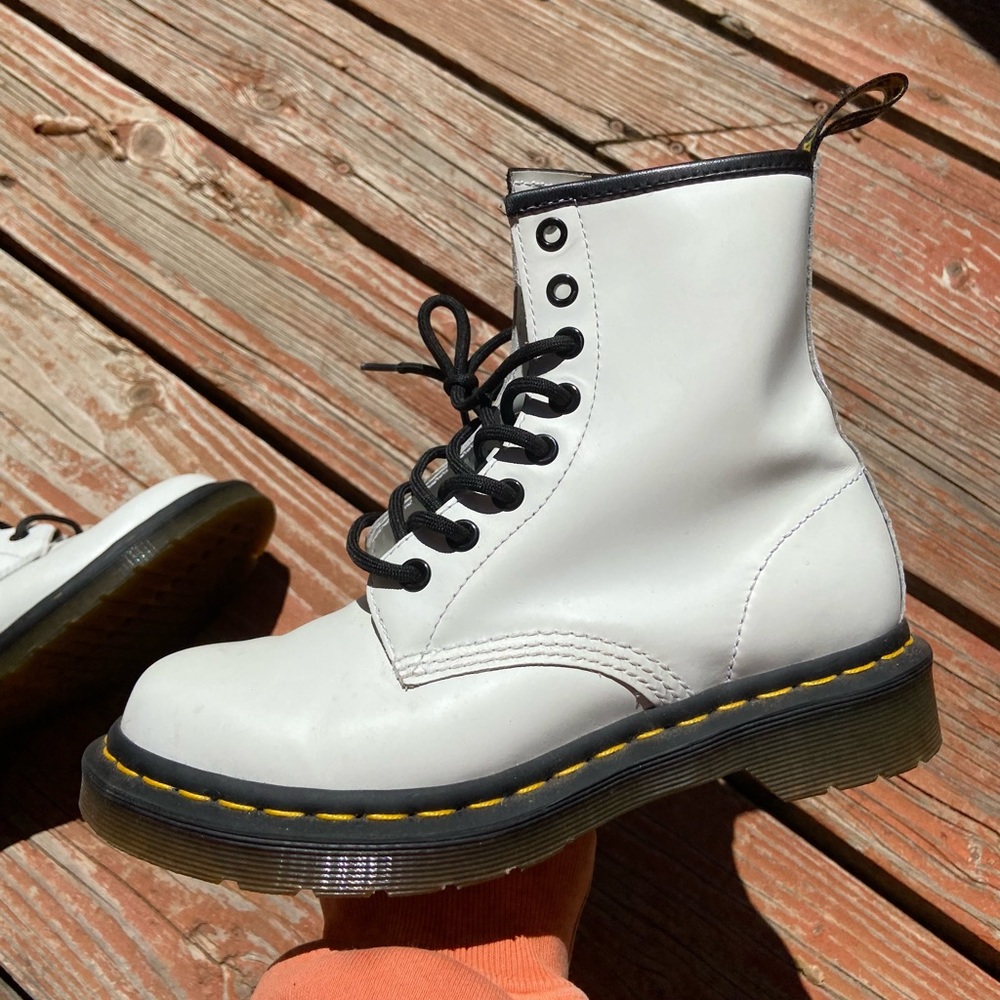 DR. MARTENS 1460 SMOOTH LEATHER LACE UP BOOTS WHITE Size 6 LIKE NEW DOC MARTENS